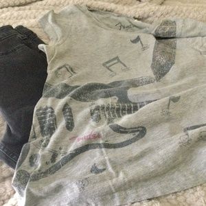 Bundled gray  T-shirt Fender and high rise jean
